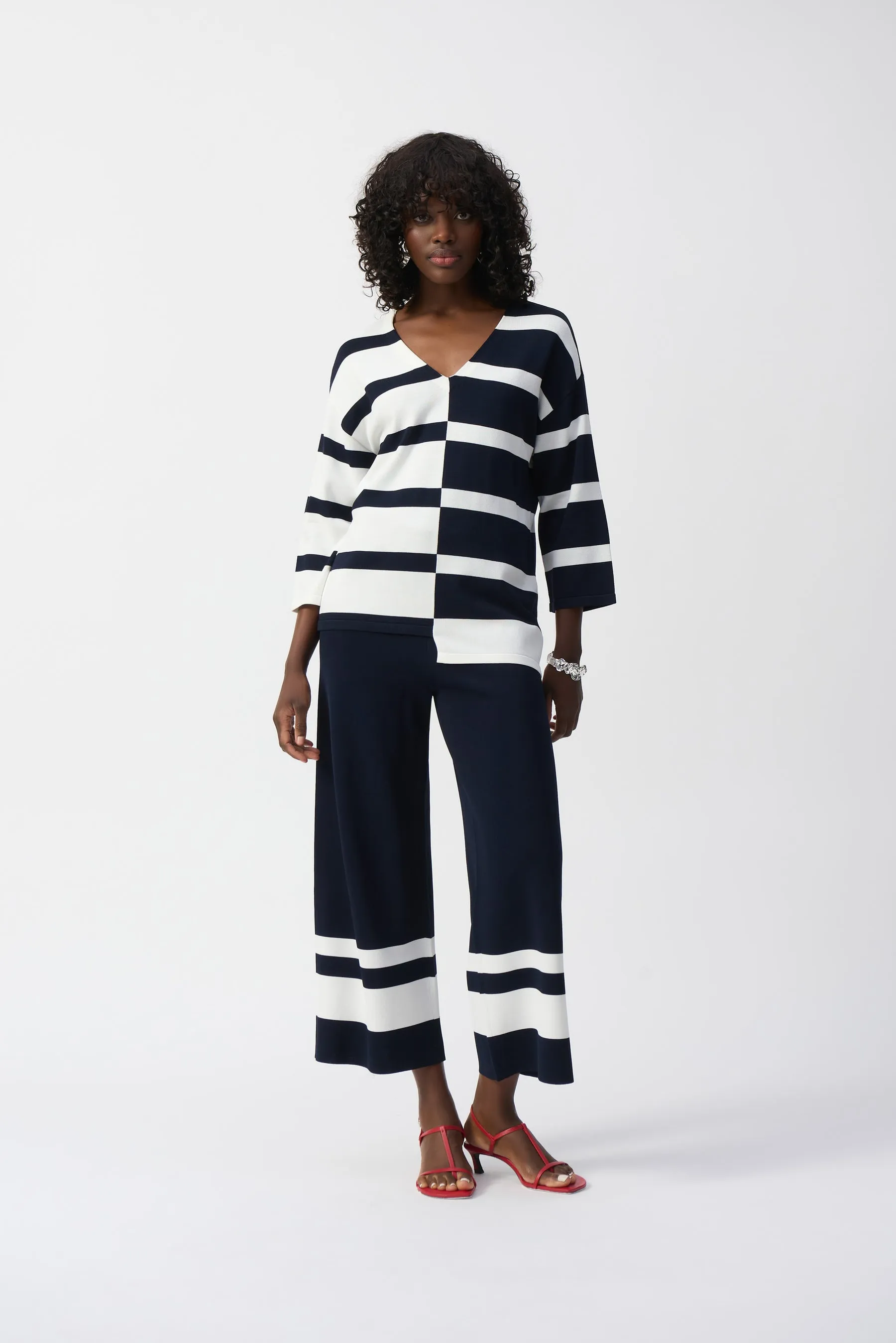 STRIPED V-NECK PULLOVER